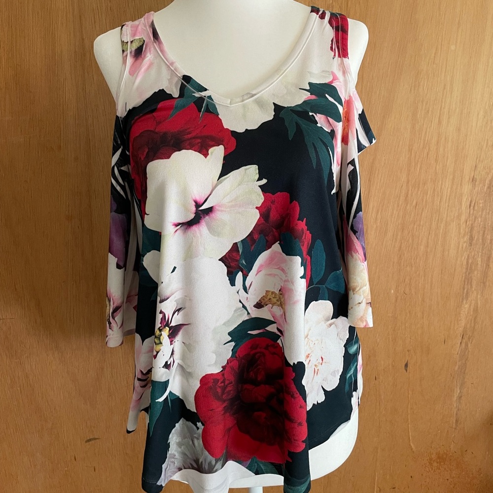 Floral, cut out shoulder top, size S, soft, flowy, V-neck